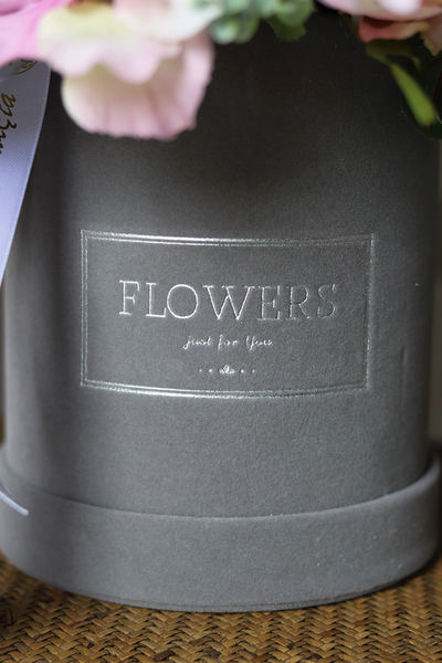 Natolea, szary welurowy flowerbox z pastelową kwiatową dekoracją, wys.35cm