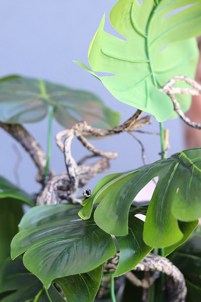 drzewko sztuczne Monstera w bogato zdobionej osłonce, wys.80cm