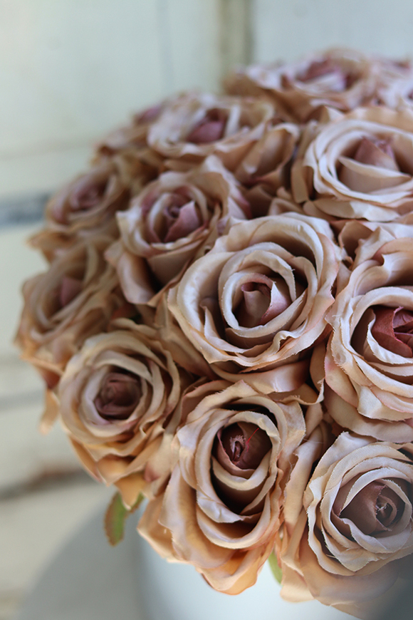 Cantana, biały flowerbox z różami, wys.32cm