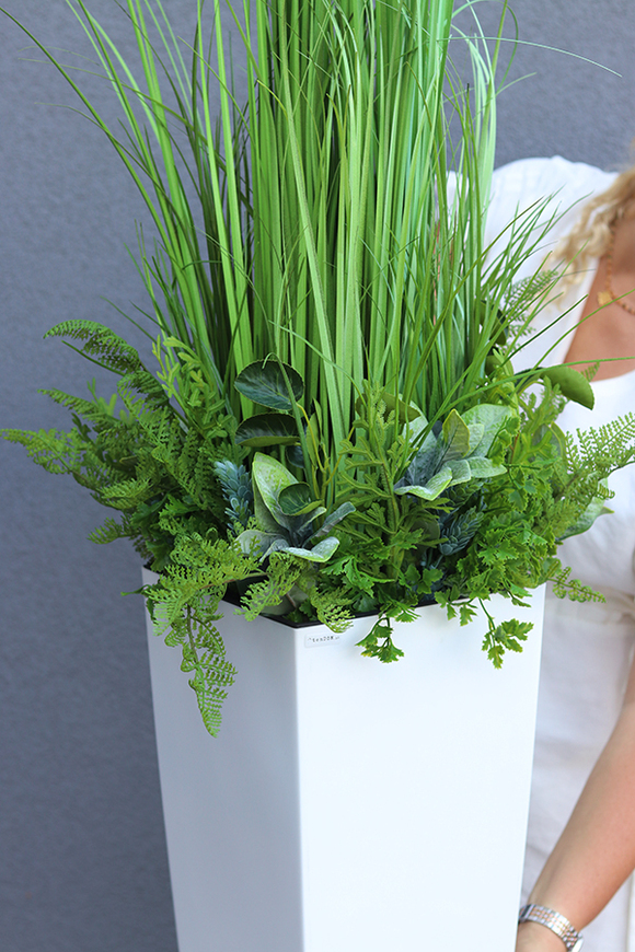 Anna Design White, kompozycja z traw w białej donicy, wys.126cm 