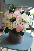 Celinasa, szary welurowy flowerbox z pastelową kwiatową dekoracją, wys.35cm