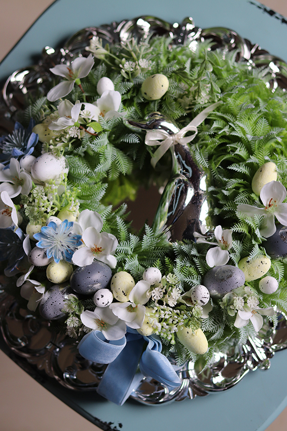 stroik wielkanocny na talerzu z gąską, Blue Relisse, śr.33cm