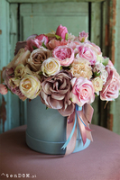 bogaty welurowy flowerbox z różami, Polinea, wys.28cm