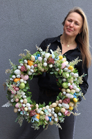 wielkanocny wianek z wystającymi gałązkami