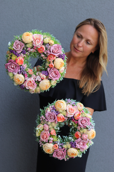 Angela Pero, uroczy kwiatowy wianek, śr.28cm  