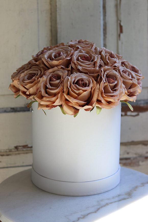 Cantana, biały flowerbox z różami, wys.32cm