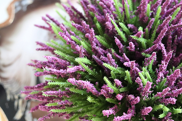 kompozycja w połyskującej czarnej donicy, Wrzosy Melania, wys.22cm 