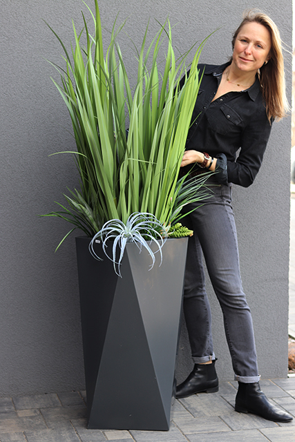 kompozycja Nevis Design, Trawy & Sukulenty w szarej donicy, wys.160cm