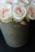 kompozycja kwiatowa / bukiet Flowerbox szarość & róż, wys.37cm