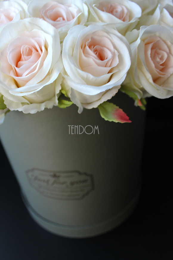 kompozycja kwiatowa / bukiet Flowerbox szarość & róż, wys.37cm