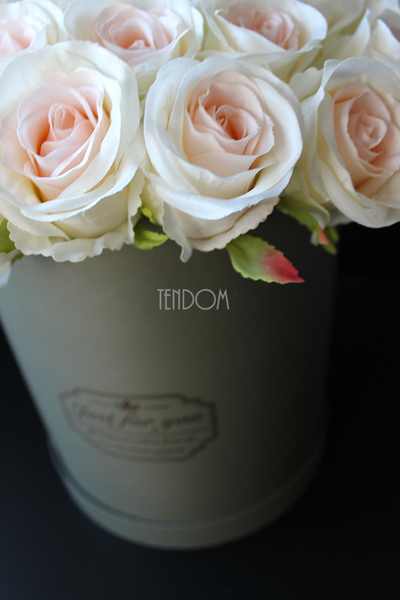 kompozycja kwiatowa / bukiet Flowerbox szarość & róż, wys.37cm