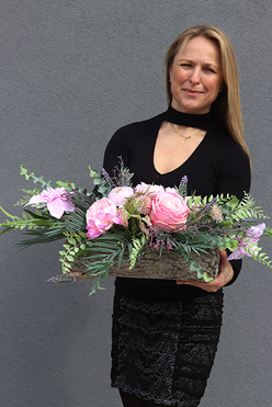 Reja, kompozycja kwiatowa w donicy o fakturze drewna, wym.28x38x68cm