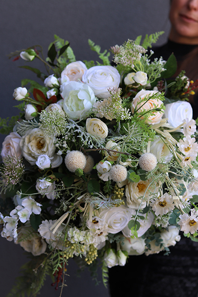 kompozycja kwiatowa błękitnej misie Herona, wys.55cm