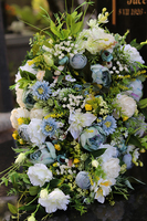 kompozycja / wiązanka nagrobna, Niebieska Poświata, dł.65cm