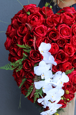 bardzo bogata wiązanka nagrobna z róż, Czerwone Serce Delania,wym.73x50cm