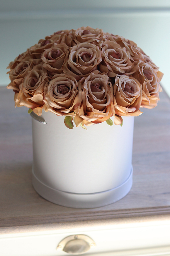 Cantana, biały flowerbox z różami, wys.32cm