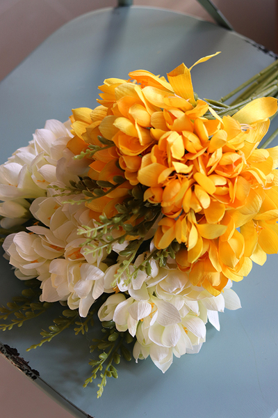 bukiet wiosennych kremowych Frezji, 10szt. dł.67cm