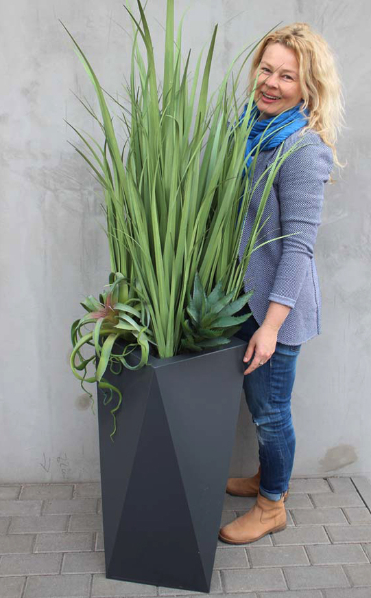 kompozycja Nevis Design, Trawy & Sukulenty w szarej donicy, wys.160cm