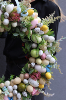 wielkanocny wianek z wystającymi gałązkami 58 cm