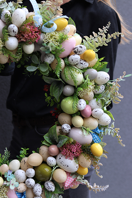 wielkanocny wianek z wystającymi gałązkami 58 cm