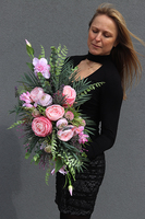 Reja, kompozycja kwiatowa w donicy o fakturze drewna, wym.28x38x68cm