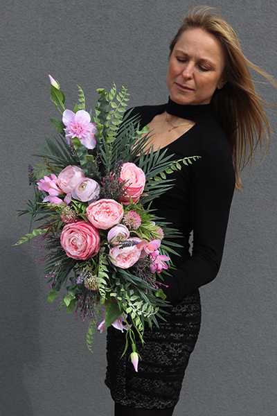 Reja, kompozycja kwiatowa w donicy o fakturze drewna, wym.28x38x68cm