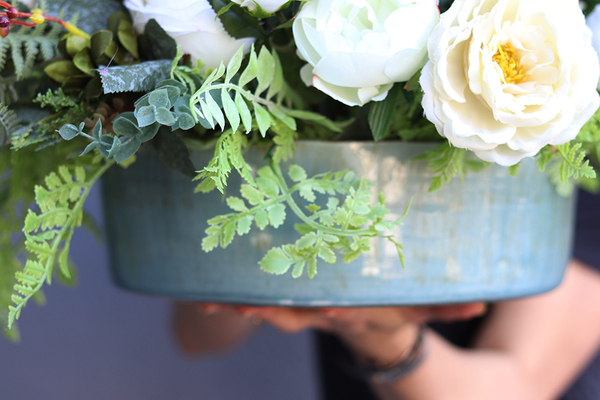 kompozycja kwiatowa błękitnej misie Herona, wys.55cm