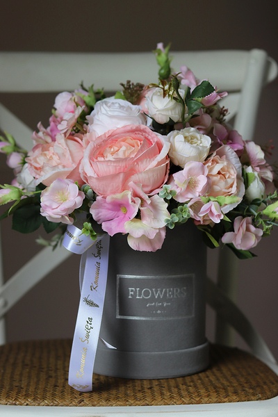 Natolea, szary welurowy flowerbox z pastelową kwiatową dekoracją, wys.35cm