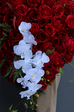 bardzo bogata wiązanka nagrobna z róż, Czerwone Serce Delania,wym.73x50cm