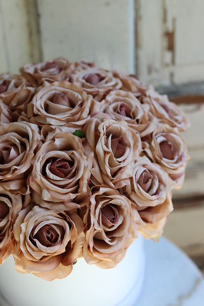 Cantana, biały flowerbox z różami, wys.32cm