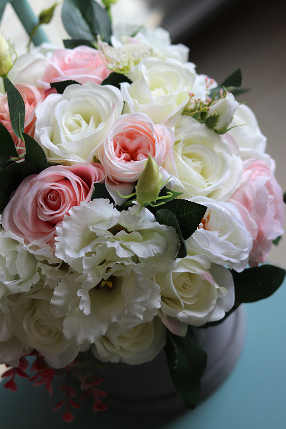 Celinasa, szary welurowy flowerbox z pastelową kwiatową dekoracją, wys.35cm