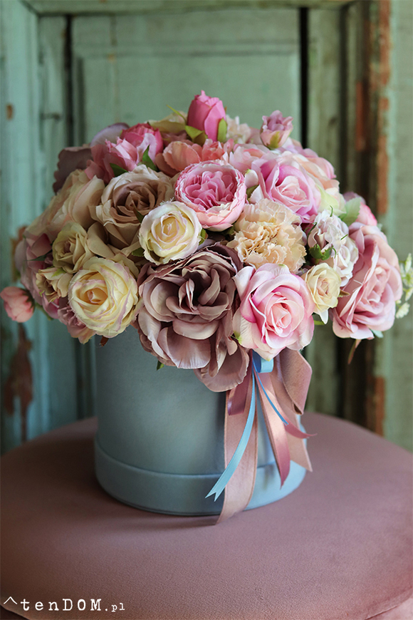 bogaty welurowy flowerbox z różami, Polinea, wys.28cm