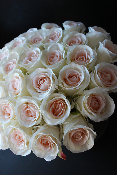 kompozycja kwiatowa / bukiet Flowerbox szarość & róż, wys.37cm