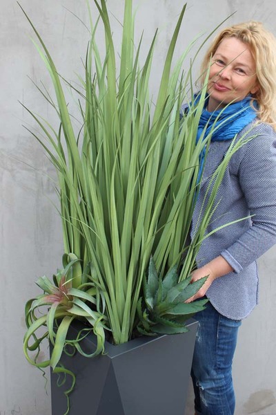 kompozycja Nevis Design, Trawy & Sukulenty w szarej donicy, wys.160cm
