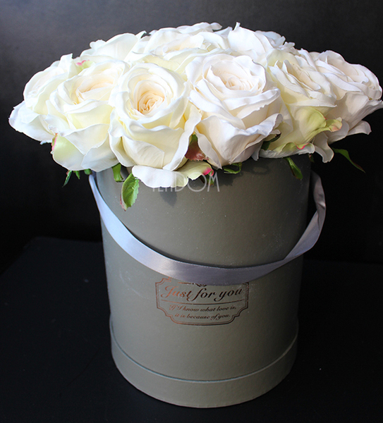 kompozycja kwiatowa / bukiet Flowerbox Roses Ecru, wys.34cm