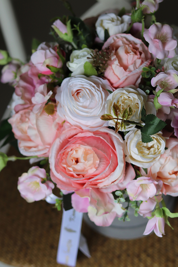 Natolea, szary welurowy flowerbox z pastelową kwiatową dekoracją, wys.35cm