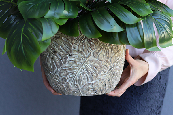 drzewko sztuczne Monstera w bogato zdobionej osłonce, wys.80cm