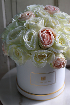 duży biały flowerbox z różami, Mariella 2, wys.36cm