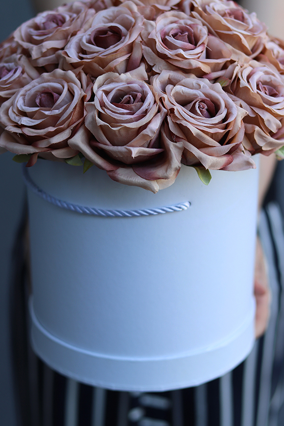 Cantana, biały flowerbox z różami, wys.32cm