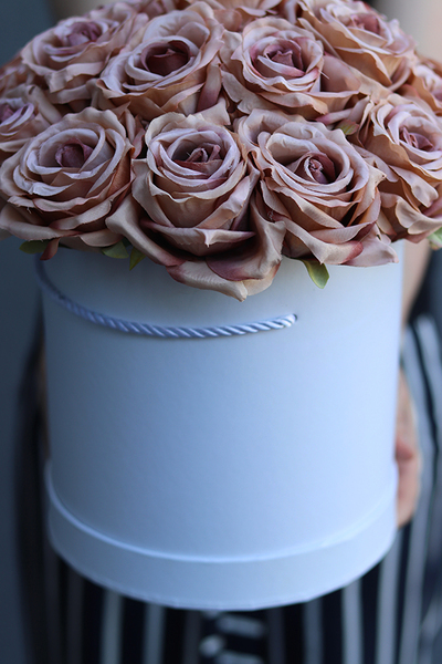 Cantana, biały flowerbox z różami, wys.32cm