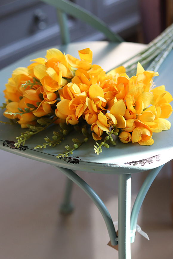 bukiet wiosennych żółtych Frezji, 12szt. dł.67cm