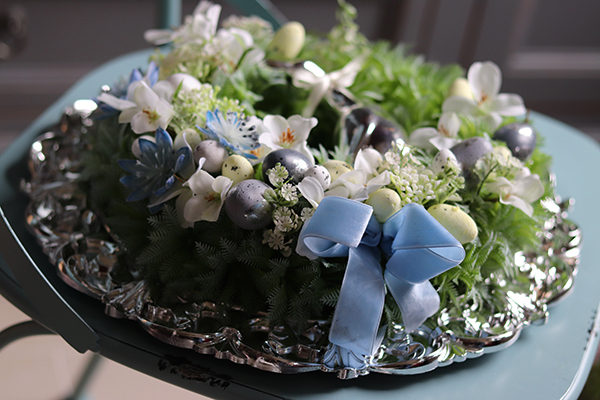 stroik wielkanocny na talerzu z gąską, Blue Relisse, śr.33cm