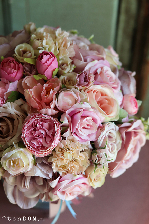 bogaty welurowy flowerbox z różami, Polinea, wys.28cm