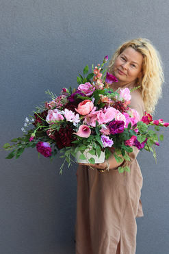 Settia, bogata kompozycja kwiatowa nagrobna, wym.56x78cm