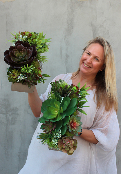 Moderna 2, kompozycja sukulentów w cementowej donicy, wys.25cm