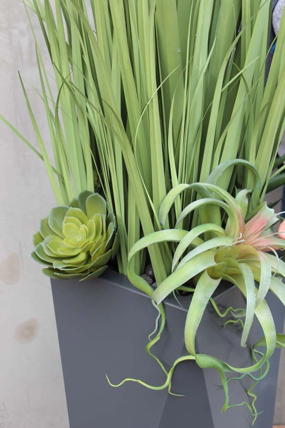 kompozycja Nevis Design, Trawy & Sukulenty w szarej donicy, wys.160cm