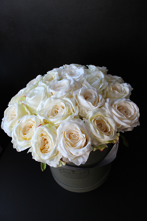 kompozycja kwiatowa / bukiet Flowerbox Roses Ecru, wys.34cm