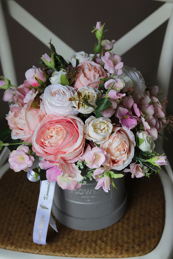 Natolea, szary welurowy flowerbox z pastelową kwiatową dekoracją, wys.35cm