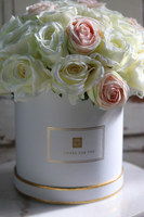 duży biały flowerbox z różami, Mariella 2, wys.36cm