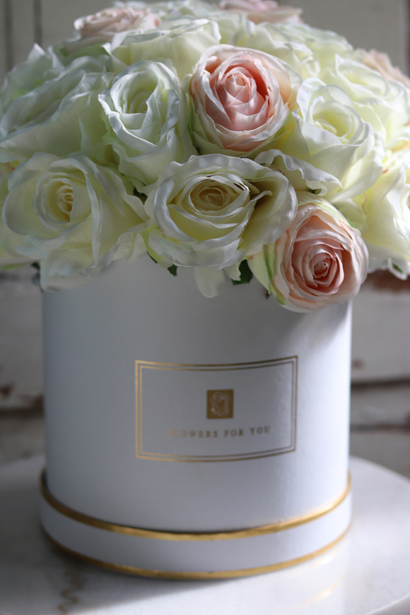 duży biały flowerbox z różami, Mariella 2, wys.36cm